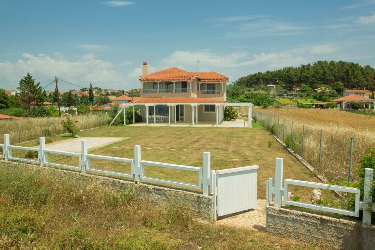 Magnificent Seascape Villa On A Secluded Beach 尼亚·蒙达尼亚 外观 照片